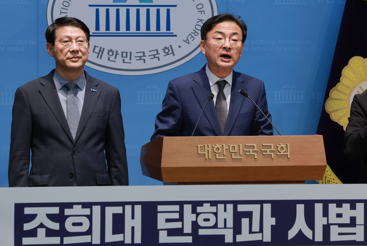 신장식(오른쪽) 조국혁신당 대표가 20일 국회 소통관에서 조희대 대법원장 탄핵·사법개혁을 위한 공동행동 제안 기자회견을 하고 있다. 오른쪽은 이날 혁신당 탄핵 추진 담당으로 지명된 법제처장 출신 김형연 최고위원. 연합뉴스