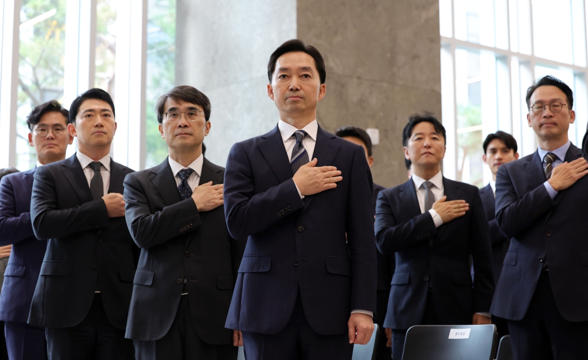 김지용 중대범죄수사청장이 20일 서울 중구 중수청에서 열린 취임식에서 국기에 대한 경례를 하고 있다.  뉴시스