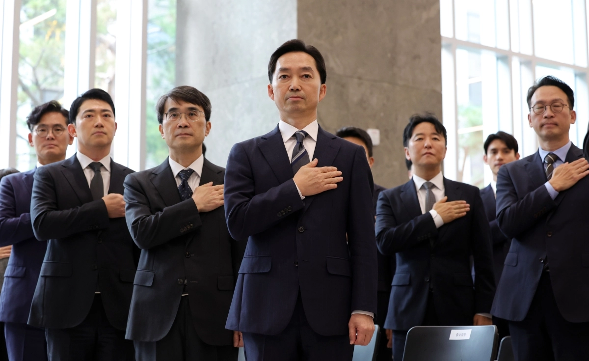 김지용 중대범죄수사청장이 20일 서울 중구 중수청에서 열린 취임식에서 국기에 대한 경례를 하고 있다.  뉴시스