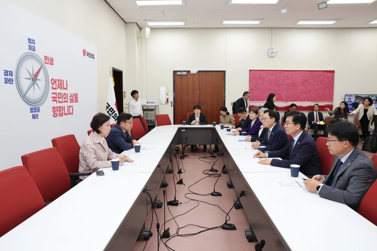 19일 대한민국교육감협의회 교육감들이 국민의힘 정점식 원내대표와 이인선 국회 교육위원회 간사를 만나 지방교육재정 안정성 확보를 위해 협력을 요청하고 있다. 2026.10.20. 경남교육청 제공