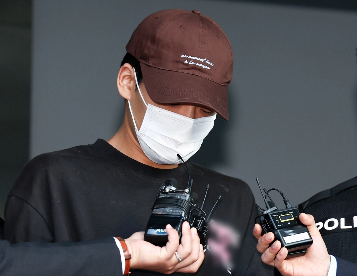 장모를 살해하고 아내를 납치한 혐의를 받는 김성우(26)가 20일 서울 송파경찰서에서 서울동부지방공소청으로 송치되고 있다. 2026.10.20. 뉴스1