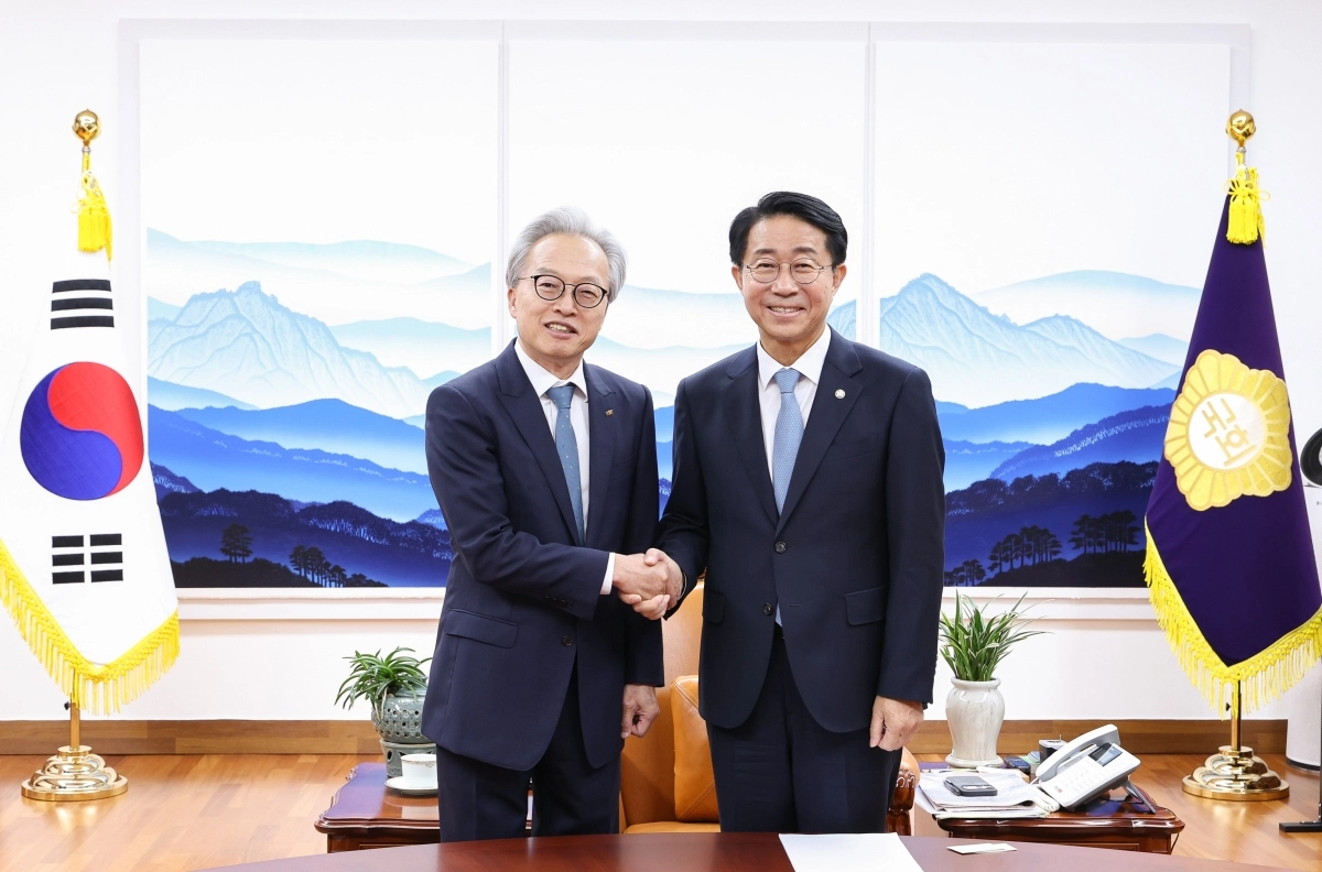 최진식(왼쪽) 중견기업연합회장이 지난 19일 서울 여의도 국회에서 조정식 국회의장에게 제도 개선을 건의한 뒤 기념 촬영을 하고 있다. 중견기업연합회 제공