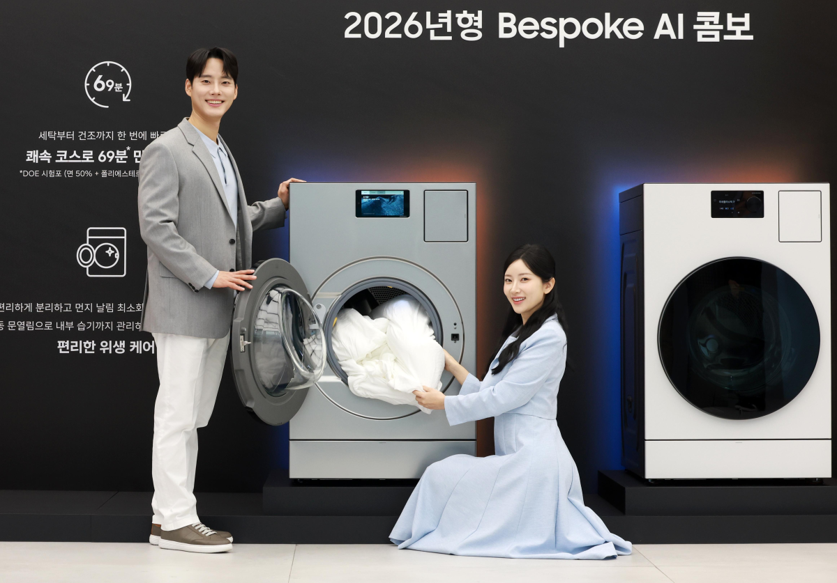 삼성전자 모델이 지난 3월 출시된 2026년형 일체형 세탁건조기 ‘비스포크 AI 콤보’를 소개하고 있다. 삼성전자 제공