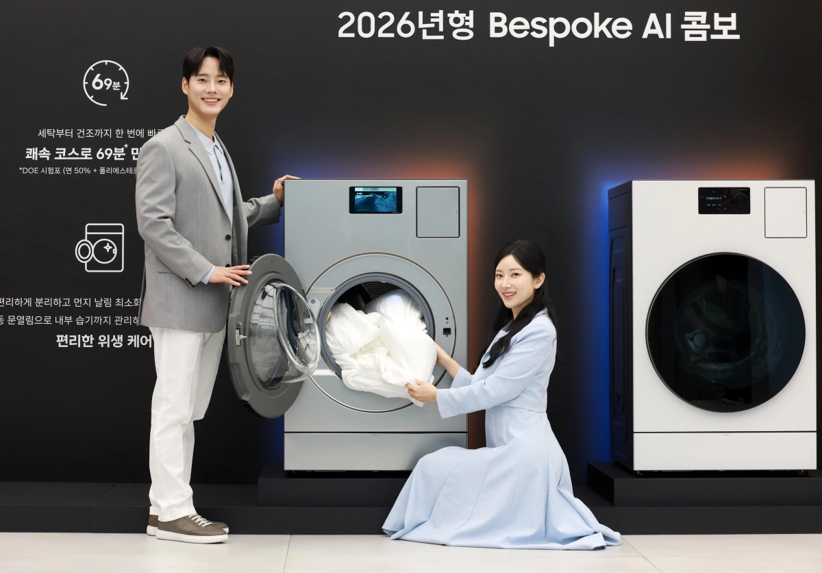 삼성전자 모델이 지난 3월 출시된 2026년형 일체형 세탁건조기 ‘비스포크 AI 콤보’를 소개하고 있다. 삼성전자 제공
