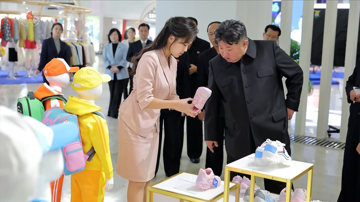 김정은 사망설 반박 관련 10월 19일 김주애와 분홍색 아동용 운동화를 살펴보는 김정은