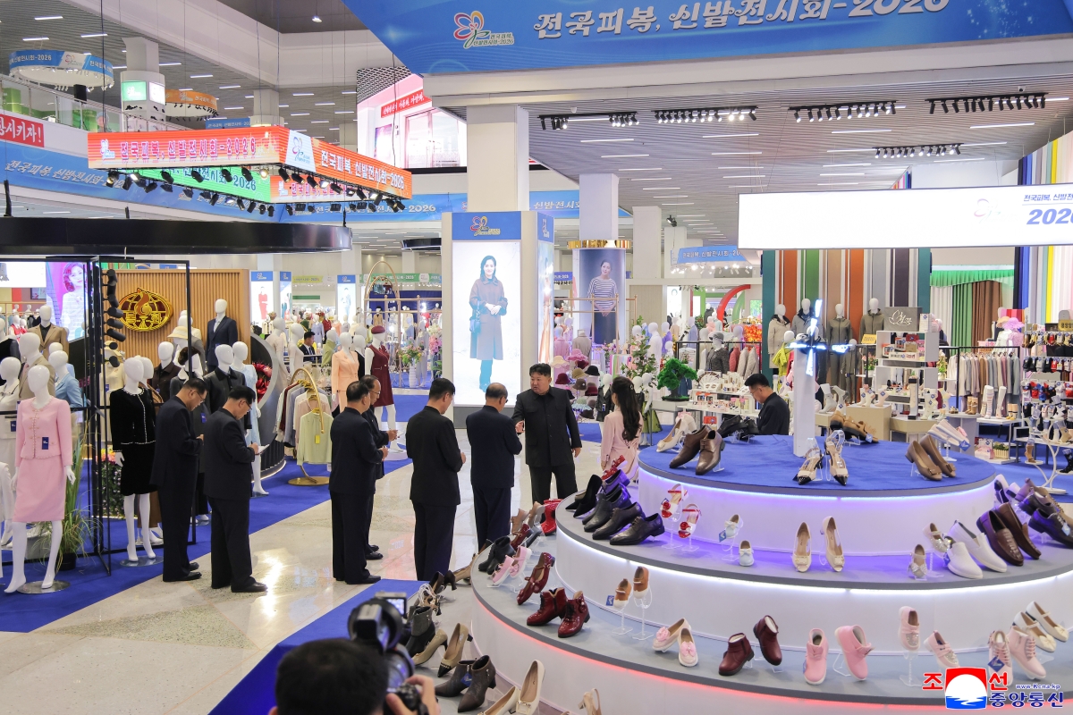김정은 중국 병원 이송설과 대조되는 10월 19일 전국피복 신발전시회 현장
