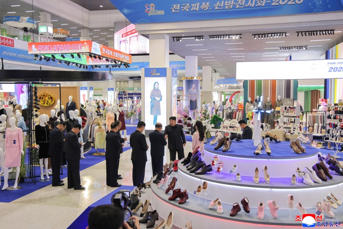 북한 김정은, 경공업 부문 의류·신발 전시회 참관