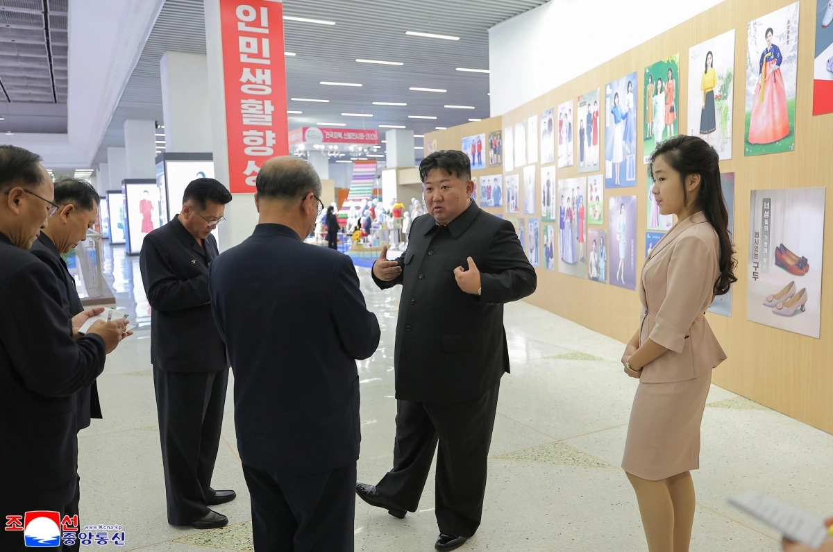 북한 김정은, 경공업 부문 의류·신발 전시회 참관