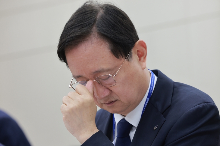 이찬진 금융감독원장이 19일 국회 정무위원회 국정감사에서 잠시 눈을 감고 생각하고 있다. 이 원장은 막대한 투자 손실을 초래한 단일종목 레버리지 상장지수펀드(ETF)의 상장 일정을 맞추기 위해 심사를 빨리 진행했음을 시인했다.  연합뉴스