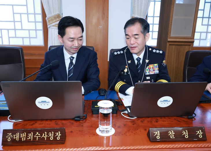 김종철 경찰청장 직무대행(오른쪽)과  김지용 중대범죄수사청장이 20일 이재명 대통령 주재로 청와대에서 열린 국무회의에 참석해 나란히 앉아 있다.  연합뉴스