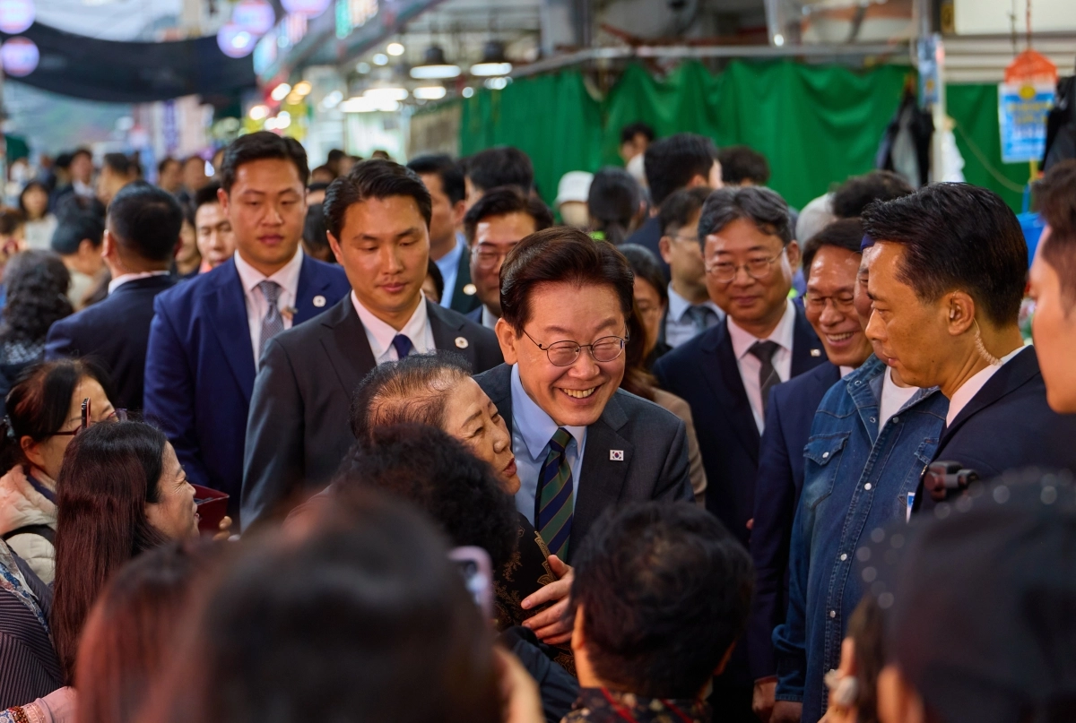 이재명 대통령이 20일 인천 계양산전통시장을 방문해 상인들과 인사를 나누고 있다. 2026.10.20 청와대 제공
