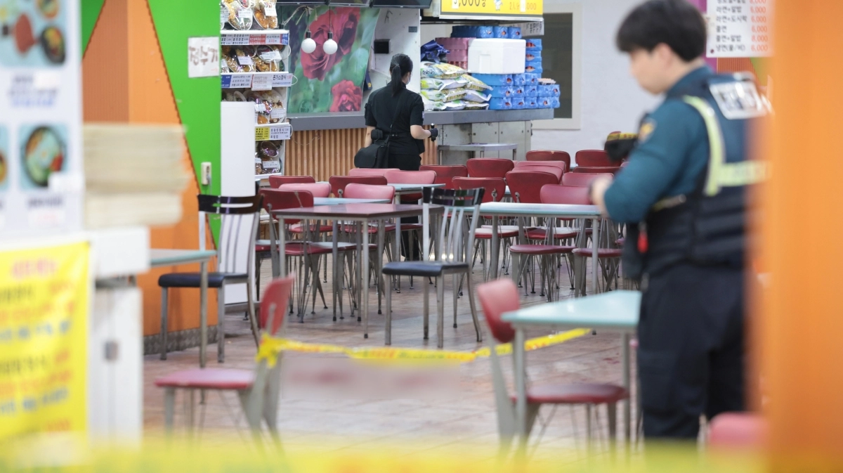 13일 인천 남동구 구월동의 한 마트 식당가에서 흉기난동 사건이 발생한 가운데 경찰 과학수사대가 현장을 조사하고 있다. 2026.10.13 뉴시스