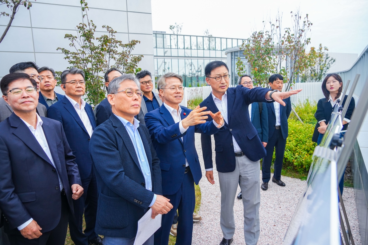 민형배 전남광주통합특별시장이 20일 오후 경기도 삼성전자 평택캠퍼스를 방문, 반도체 팹 공사현황에 대한 설명을 듣고 있다. 전남광주통합특별시 제공