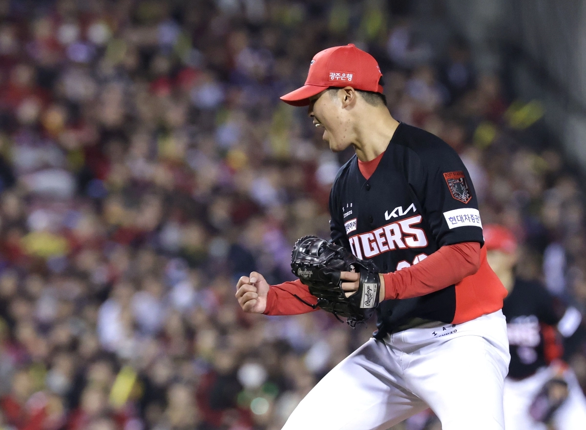 0일 서울 잠실야구장에서 열린 KBO 프로야구 포스트시즌 준플레이오프 3차전 KIA 타이거즈와 LG 트윈스의 경기. KIA 선발 투수 시라카와가 5이닝을 무실점으로 마친 뒤 기뻐하고 있다. 2026.10.20      연합뉴스