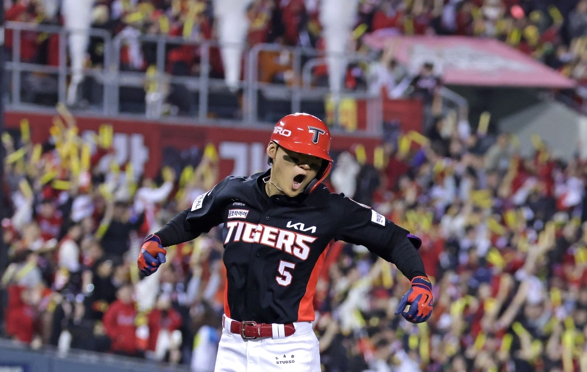 20일 서울 잠실야구장에서 열린 KBO 프로야구 포스트시즌 준플레이오프 3차전 KIA 타이거즈와 LG 트윈스의 경기. 2회초 1사 만루 상황에서 KIA 김도영이 만루 홈런을 친 뒤 환호하고 있다. 2026.10.20      연합뉴스