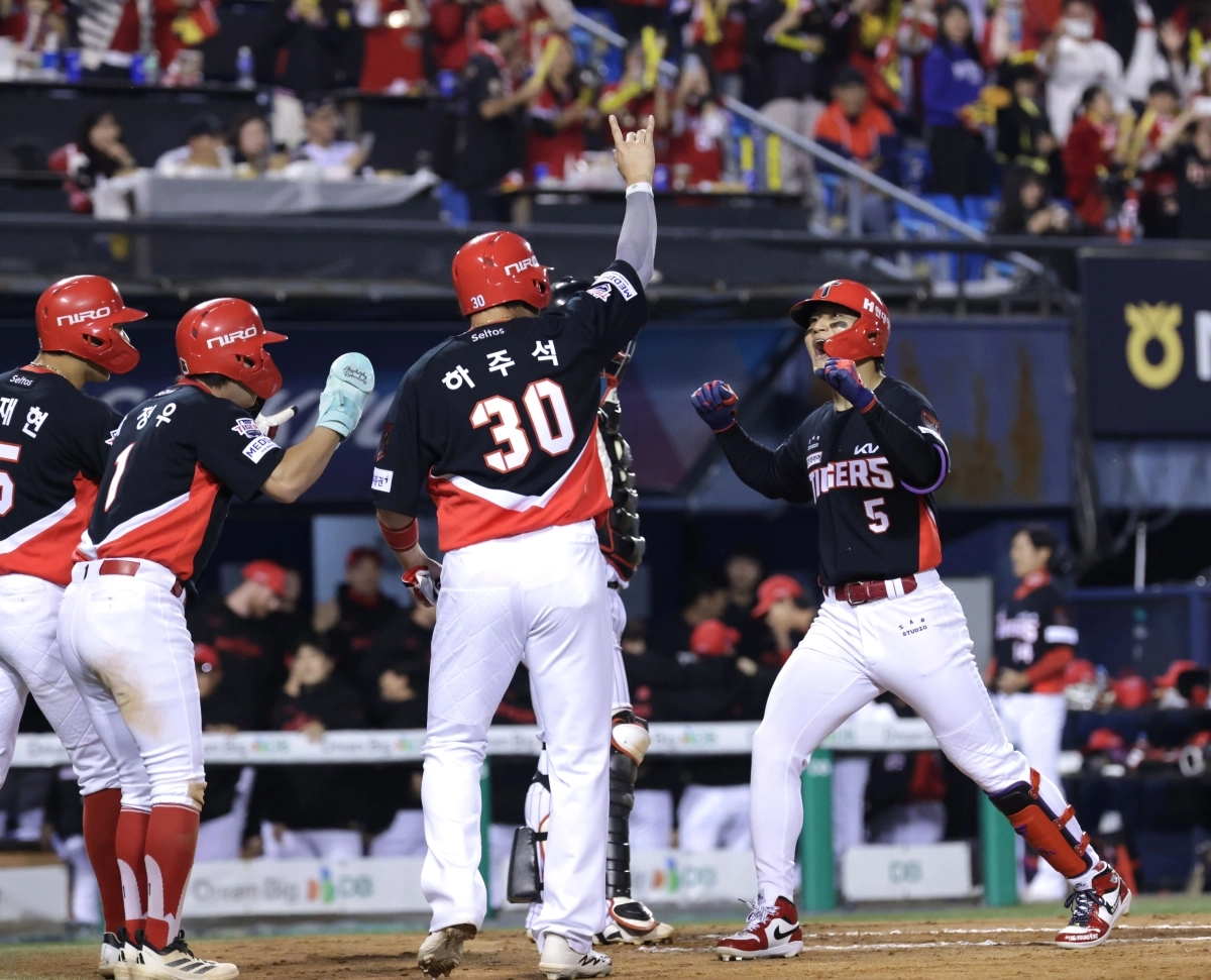 20일 서울 잠실야구장에서 열린 KBO 프로야구 포스트시즌 준플레이오프 3차전 KIA 타이거즈와 LG 트윈스의 경기. 2회초 1사 만루 상황에서 KIA 김도영이 만루 홈런을 친 뒤 홈으로 들어오고 있다. 2026.10.20      연합뉴스