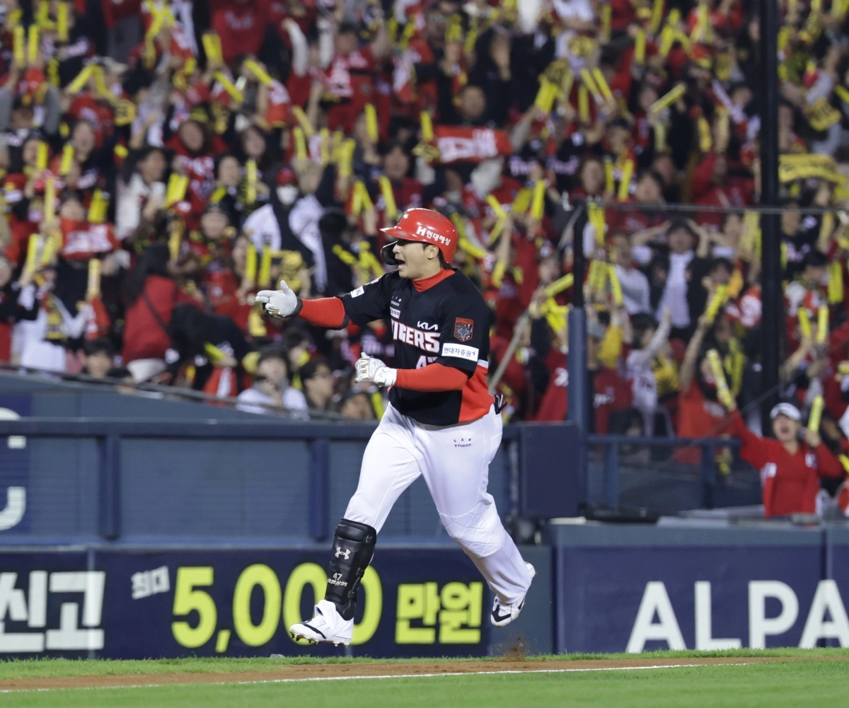 20일 서울 잠실야구장에서 열린 KBO 프로야구 포스트시즌 준플레이오프 3차전 KIA 타이거즈와 LG 트윈스의 경기. 2회초 무사 상황에서 KIA 나성범이 솔로 홈런을 친 뒤 그라운드를 돌고 있다. 2026.10.20       연합뉴스