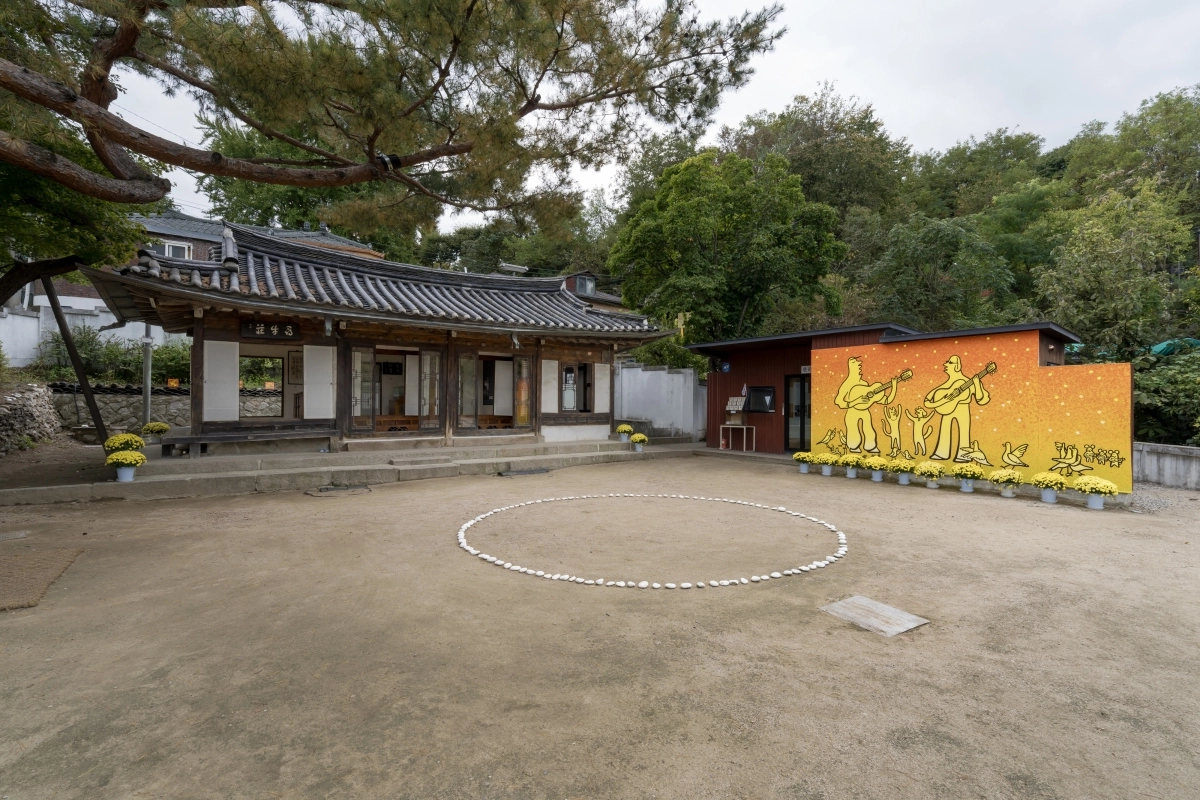 심우장에 놓인 이우성 작가의  ‘노래하는 마음으로’. 성북구립미술관 제공