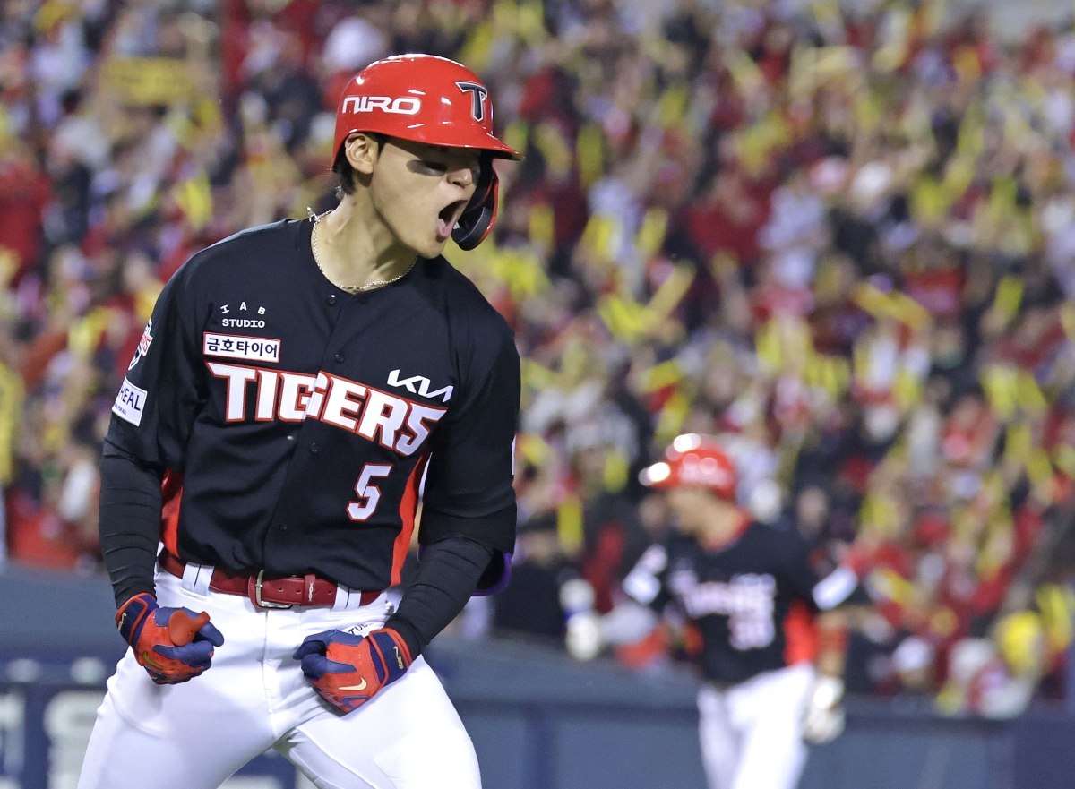 20일 서울 잠실야구장에서 열린 KBO 프로야구 포스트시즌 준플레이오프 3차전 KIA 타이거즈와 LG 트윈스의 경기. 2회초 1사 만루 상황에서 KIA 김도영이 만루 홈런을 친 뒤 환호하고 있다. 2026.10.20       연합뉴스
