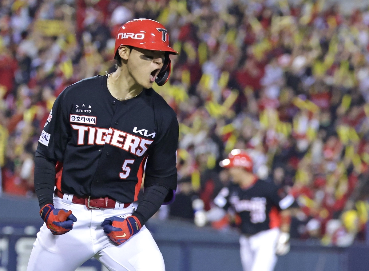 20일 서울 잠실야구장에서 열린 KBO 프로야구 포스트시즌 준플레이오프 3차전 KIA 타이거즈와 LG 트윈스의 경기. 2회초 1사 만루 상황에서 KIA 김도영이 만루 홈런을 친 뒤 환호하고 있다. 2026.10.20       연합뉴스