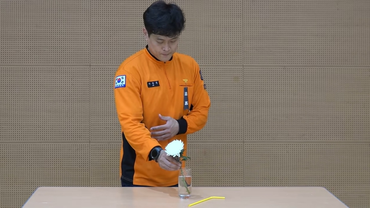 현직 소방관 빨대 대신 흰 국화 꽂은 추모 영상 뉴스 사진
