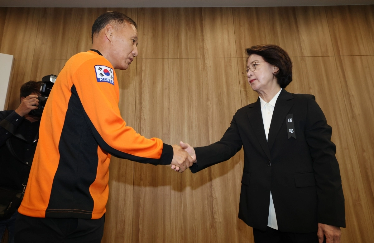 소방관들과 악수하는 추미애 경기도지사