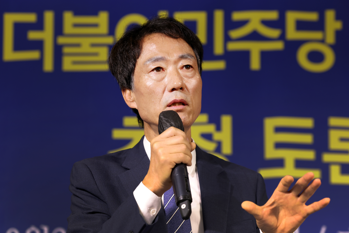 박형룡 더불어민주당 대구시당위원장이 21일  대구 남구 대구아트파크에서 열린 대구·경북 언론인 모임 아시아포럼21 초청토론회에 참석해 취재진의 질문에 답하고 있다. 뉴스1