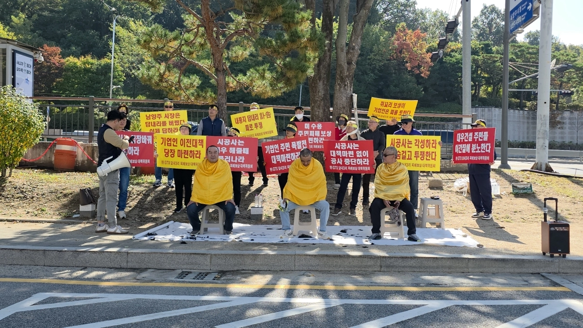 GTX-B 경기 남양주시 답내리 피해보상대책위원회 지도부가 20일 남양주시청 제1청사 앞에서 잔여지와 공장 이전 대책을 요구하며 삭발을 하고 있다.  대책위 제공