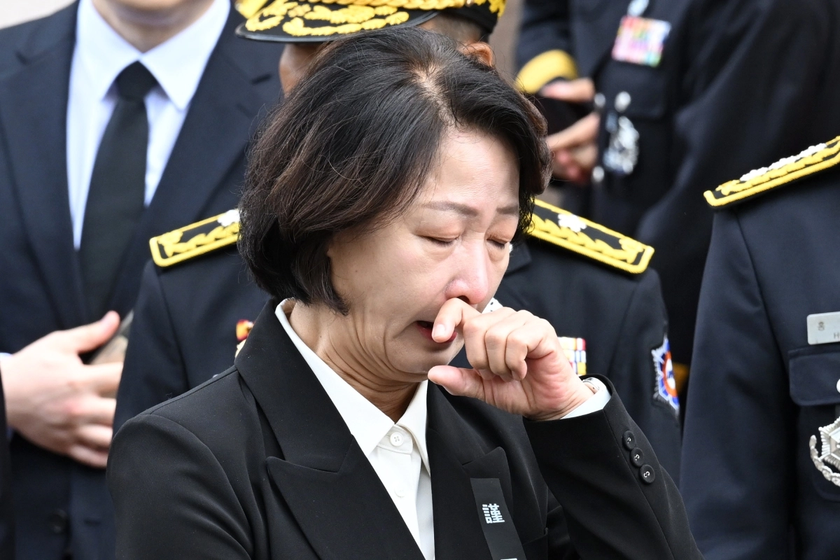 추미애 경기지사가 19일 경기 부천시 원미구 부천체육관에서 열린 고(故) 김진석 소방위 영결식에서 눈물을 훔치고 있다. 2026.10.19 공동취재