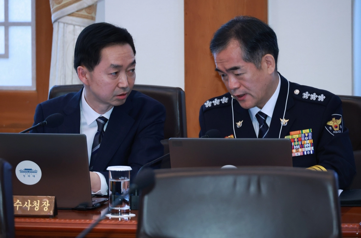 김지용 중대범죄수사청장(왼쪽)과 김종철 경찰청장 직무대행이 20일 이재명 대통령 주재로 청와대에서 열린 국무회의에 참석해 대화를 하고 있다. 2026.10.20 연합뉴스