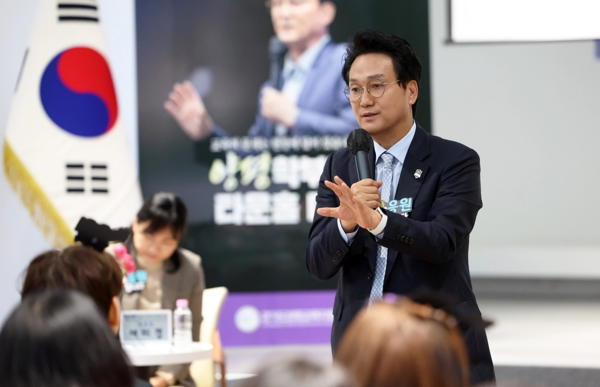 안민석 경기도교육감이 20일 양평 이함캠퍼스에서 열린 양평 학부모 타운홀 미팅을 진행하고 있다. 경기도교육청 제공