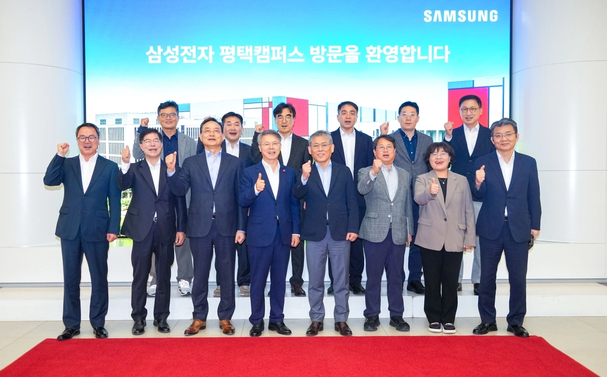 민형배 전남광주통합특별시장이 20일 오후 경기도 삼성전자 평택캠퍼스를 방문, 김용관 삼성전자 DS부문 경영전략총괄 사장 등 임직원 등과 기념촬영을 하고 있다. 전남광주통합특별시 제공