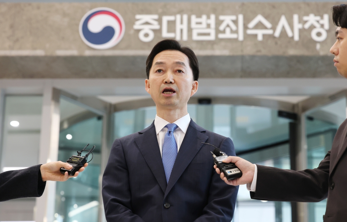 김지용 초대 중대범죄수사청장이 19일 서울 중구 중대범죄수사청(중수청)으로 출근하며 취재진의 질문에 답변하고 있다. 연합뉴스