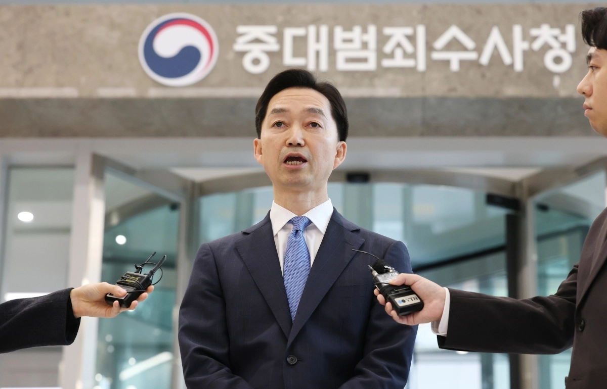 김지용 초대 중대범죄수사청장이 19일 서울 중구 중대범죄수사청(중수청)으로 출근하며 취재진의 질문에 답변하고 있다. 연합뉴스