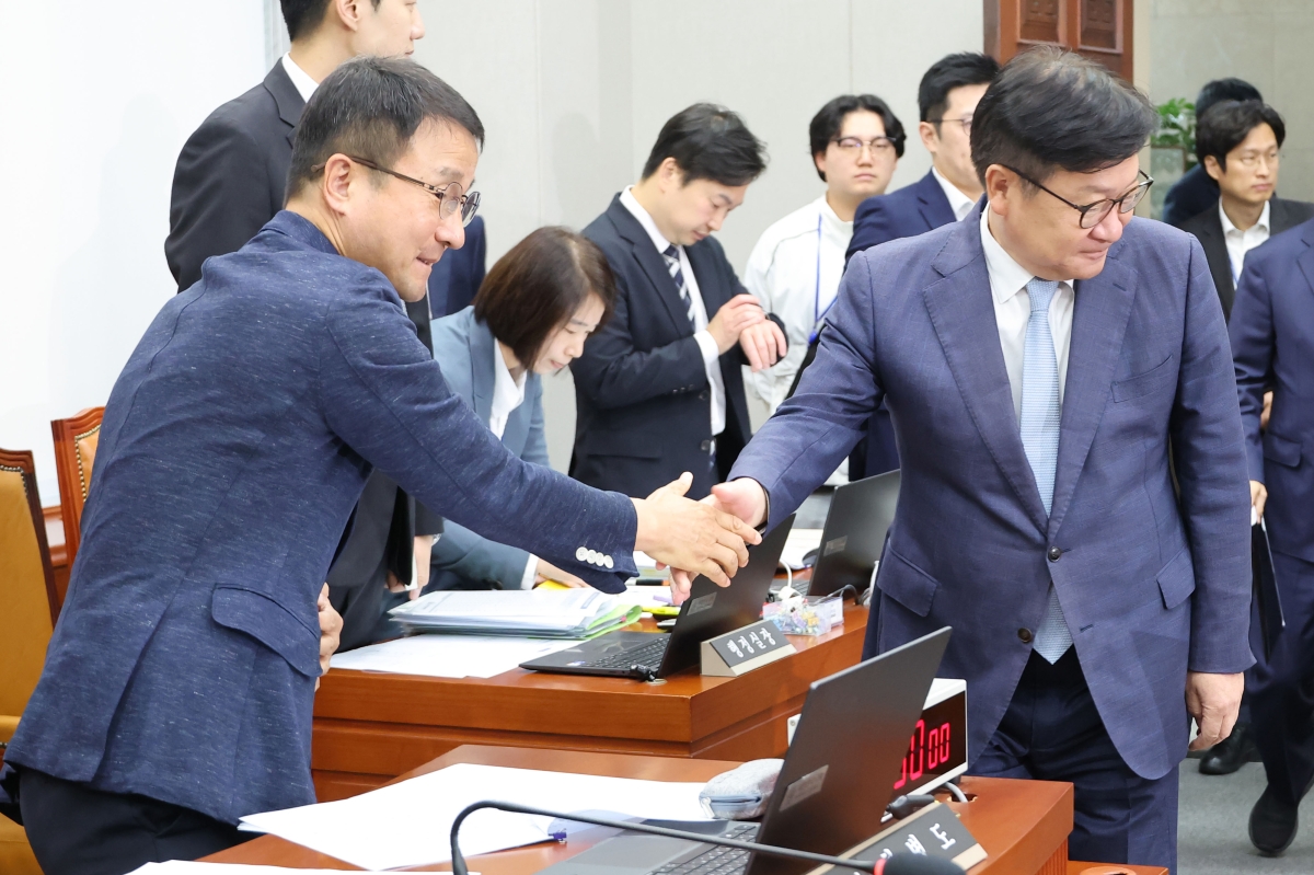 21일 국회에서 열린 운영위원회 전체회의에서 위원장인 더불어민주당 한병도 원내대표(왼쪽)와 국민의힘 정점식 원내대표가 인사를 나누고 있다. 연합뉴스