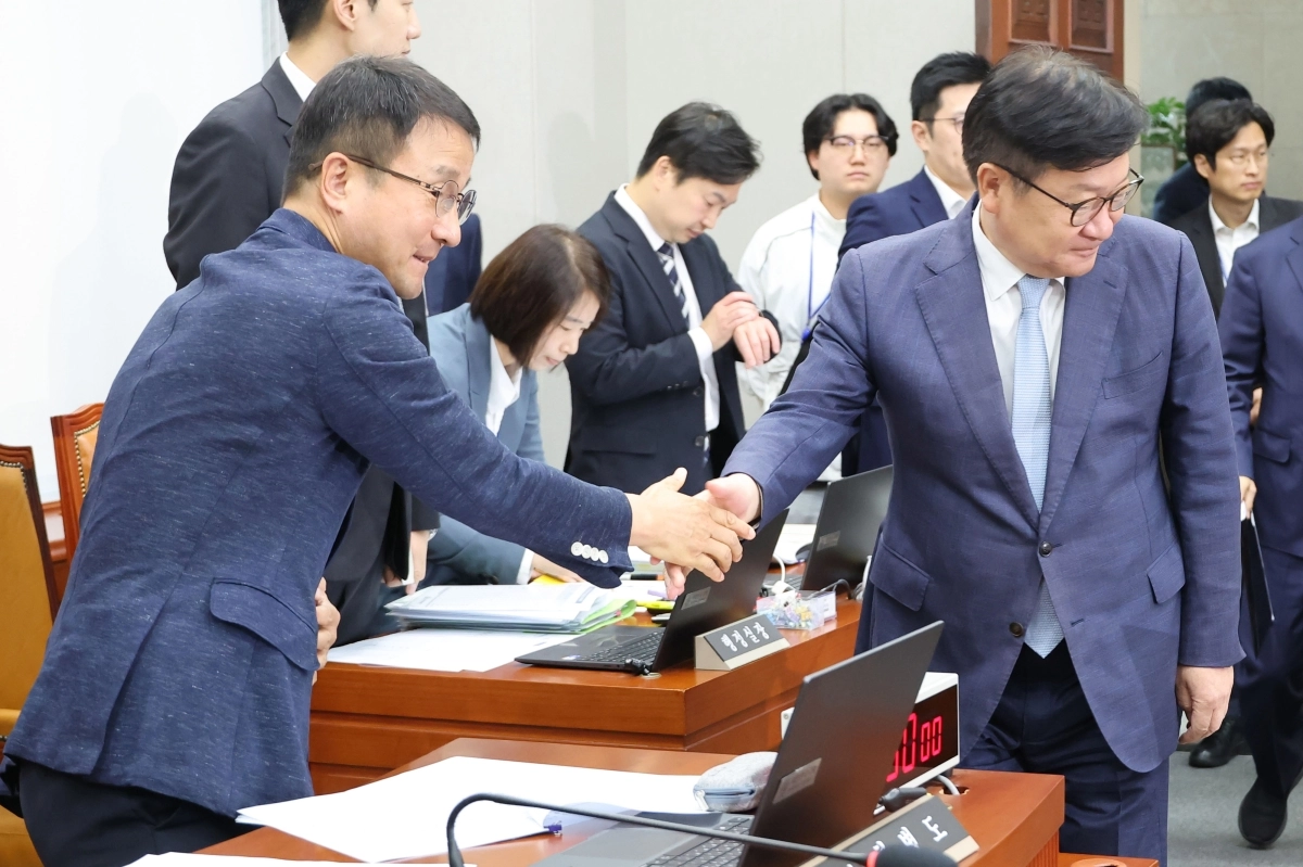 21일 국회에서 열린 운영위원회 전체회의에서 위원장인 더불어민주당 한병도 원내대표(왼쪽)와 국민의힘 정점식 원내대표가 인사를 나누고 있다. 연합뉴스