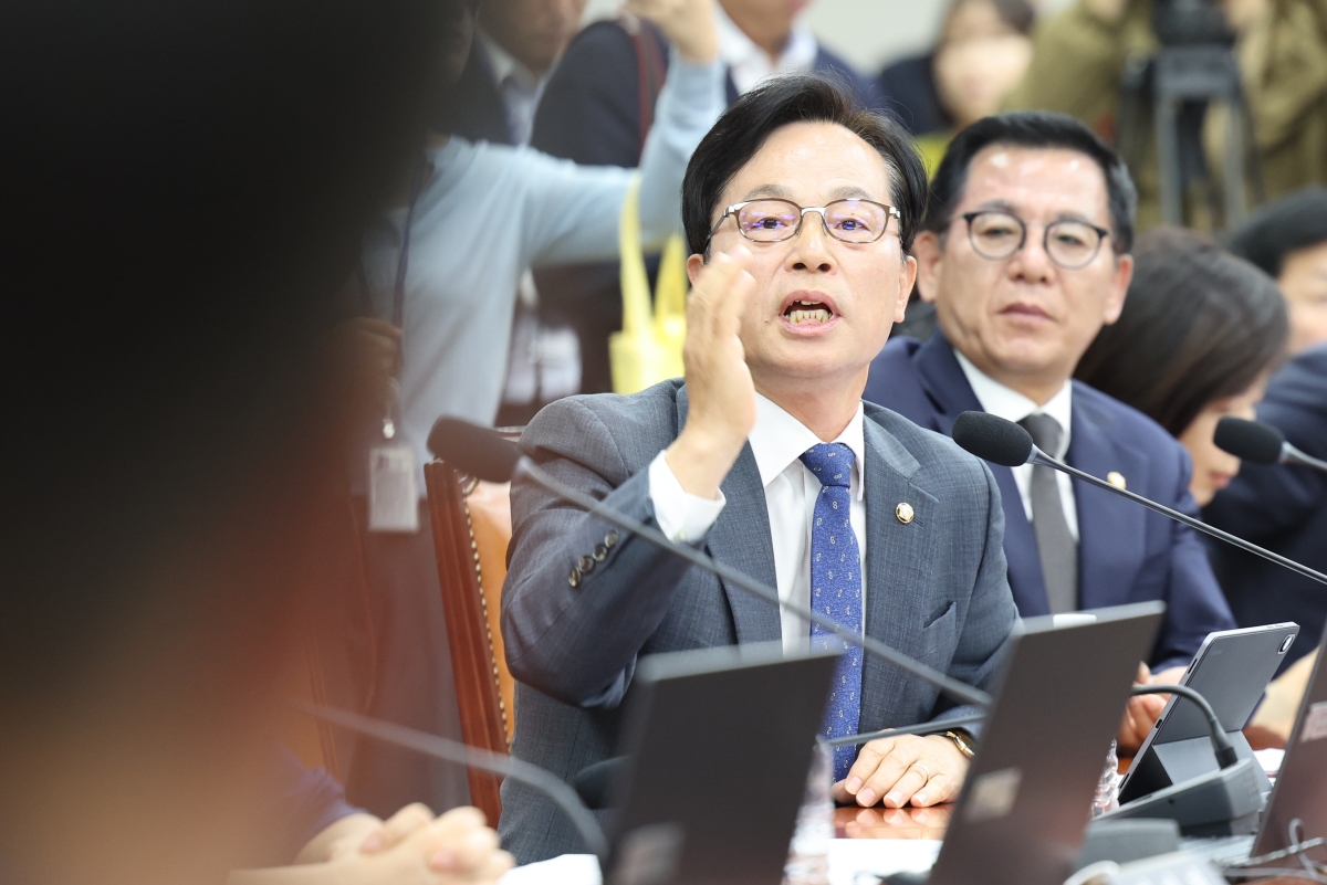 윤용근 국민의힘 의원이 21일 여의도 국회에서 열린 운영위 제3차 전체회의에서 국정감사 증인채택 관련 발언을 하고 있다. 뉴시스