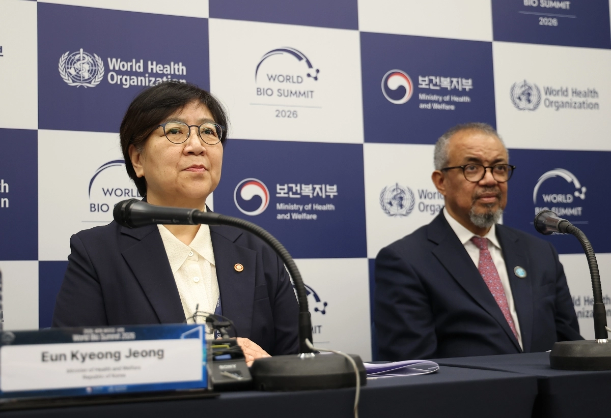 정은경 보건복지부장관(왼쪽)과 테워드로스 아드하놈 거브러여수스 세계보건기구(WHO) 사무총장(오른쪽)이 21일 서울 강서구 코엑스 마곡에서 열린 2026 세계 바이오 서밋 서울선언문 관련 발표를 하고 있다.  연합뉴스