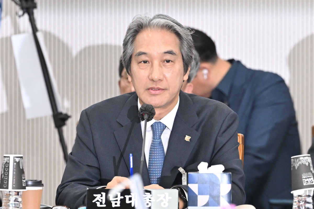 이근배 전남대총장이 21일 오전 전남광주 북구 전남대학교 대학본부에서 열린 2026년도 국회 교육위원회 국립대학 국정감사에 참여해 질의에 답변하고 있다. 뉴시스 제공
