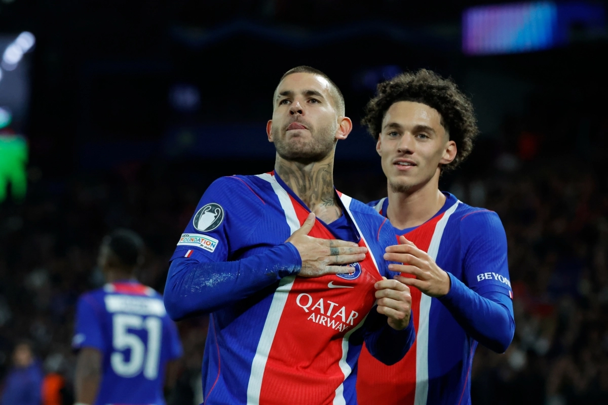 파리 생제르맹(PSG)의 루카스 에르난데스(왼쪽)가 21일(한국시간) 프랑스 파리에서 열린 FC 바르셀로나와의 유럽축구연맹(UEFA) 챔피언스리그 경기에서 이날 팀의 두 번째 골을 터트린 뒤 기뻐하고 있다. 파리 신화 뉴시스