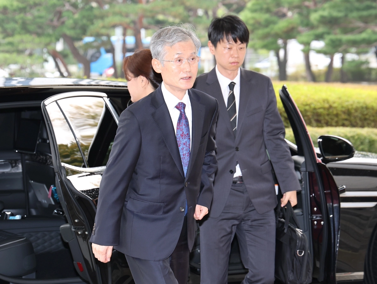 출근하는 조희대 대법원장