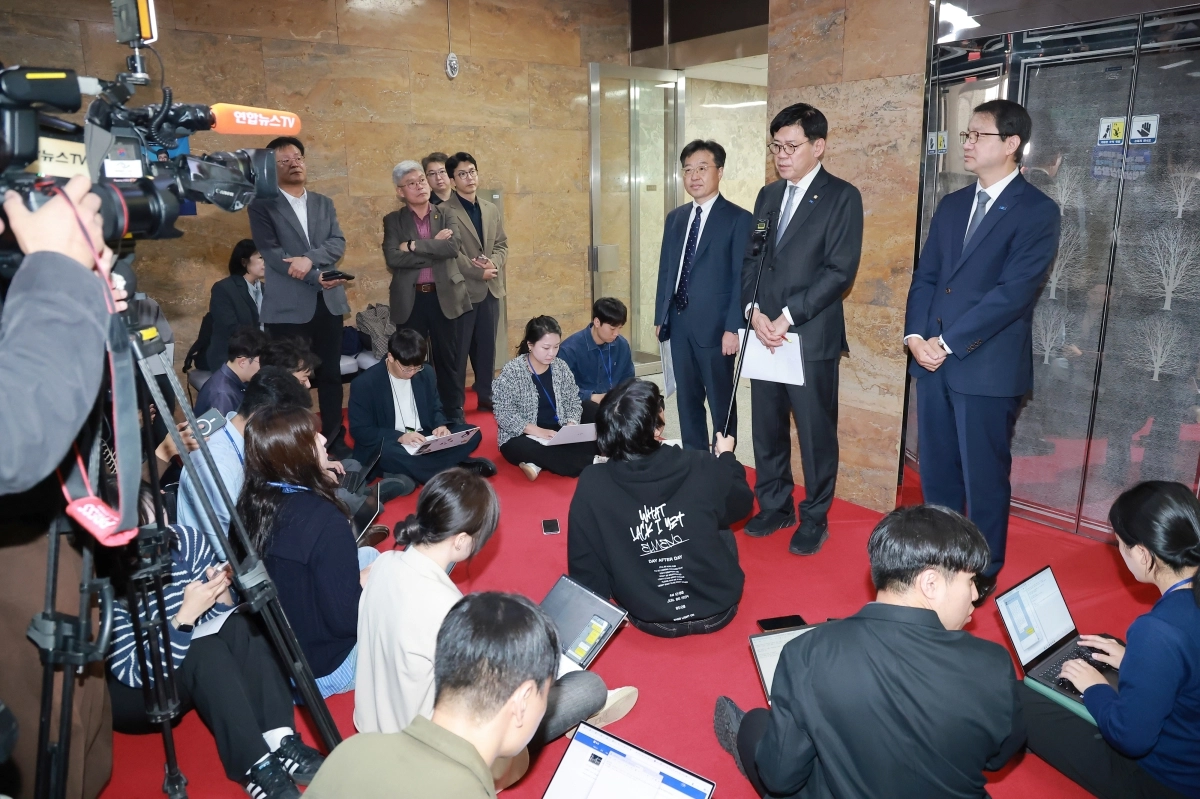 민주당에 대법원장 탄핵소추안 전달한 조국혁신당