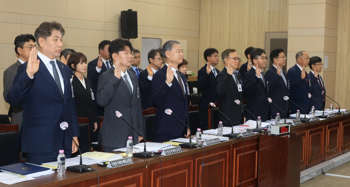 21일 오전 부산 금정구 부산대학교에서 열린 국회 교육위원회 국정감사에서 피감기관인 9개 대학의 총장들이 선서하고 있다. 2026.10.21. 연합뉴스