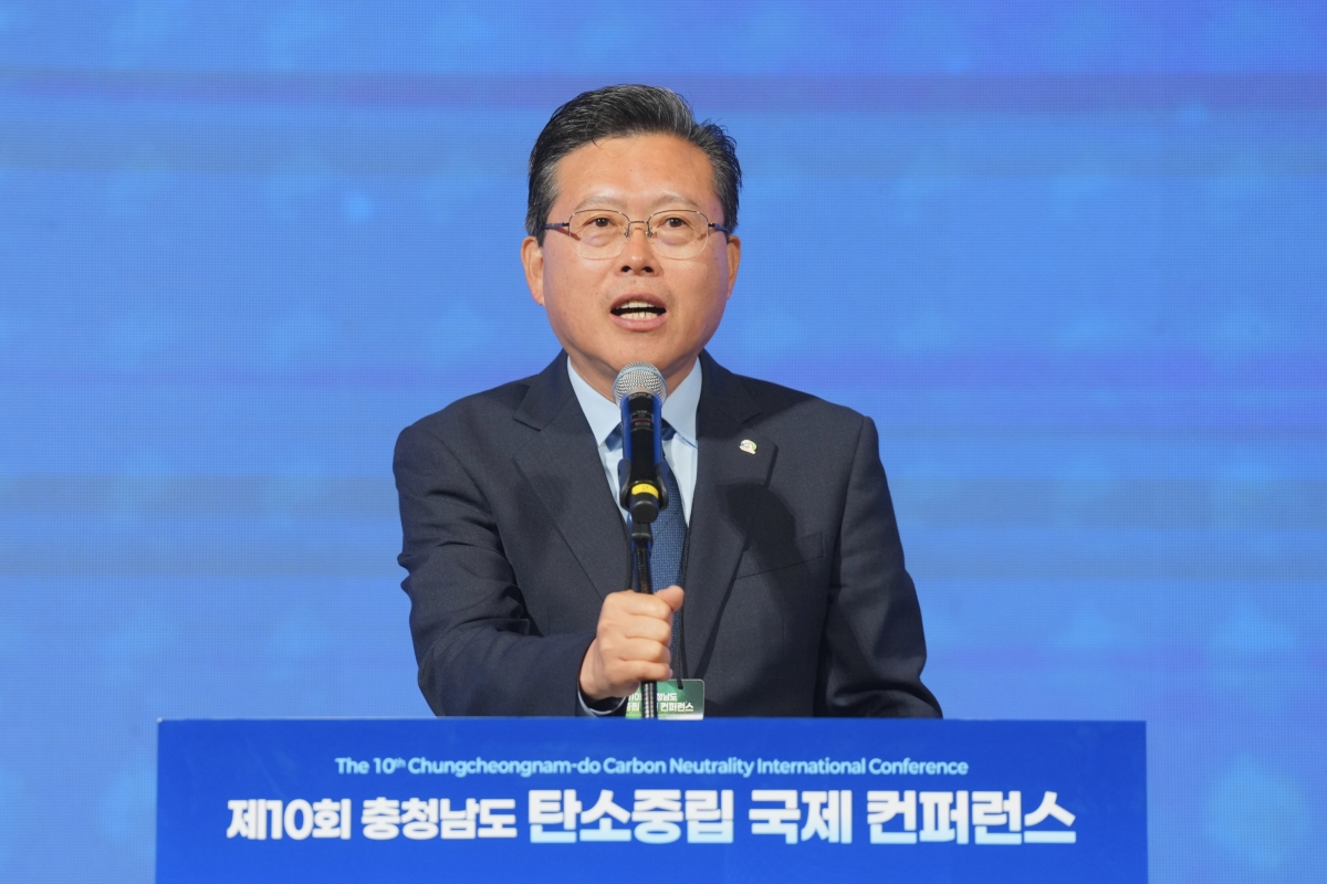장기수 천안시장이 제10회 충남도 탄소중립 국제 콘퍼런스 개막식에서 인사말을 하고 있다. 시 제공