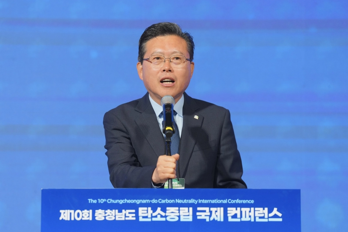 장기수 천안시장이 제10회 충남도 탄소중립 국제 콘퍼런스 개막식에서 인사말을 하고 있다. 시 제공