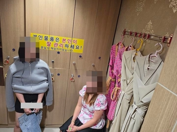 경기남부경찰청은 지난 6~18일 안산·시흥·화성·평택 등 4개 권역에서 불법 풍속업소 단속 활동을 전개한 결과 위법을 저지른 10개 업소와 26명(내국인 8명·외국인 18명)을 적발했다고 21일 밝혔다. 사진은 단속 현장 모습. 경기남부청 제공