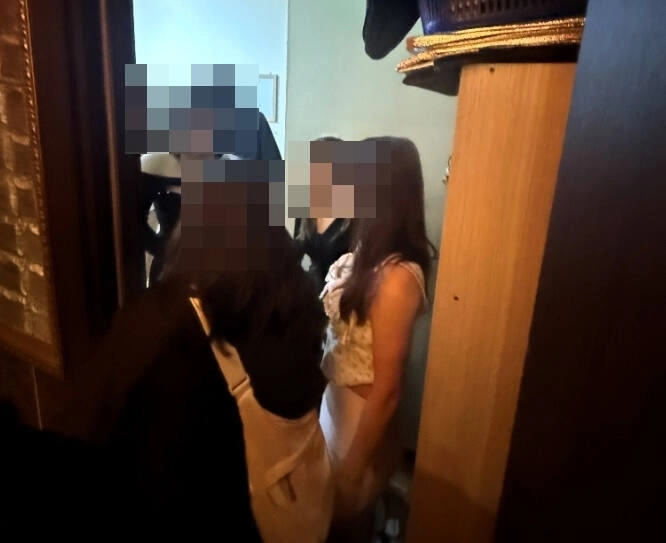 경기남부경찰청은 지난 6~18일 안산·시흥·화성·평택 등 4개 권역에서 불법 풍속업소 단속 활동을 전개한 결과 위법을 저지른 10개 업소와 26명(내국인 8명·외국인 18명)을 적발했다고 21일 밝혔다. 사진은 단속 현장 모습. 경기남부청 제공