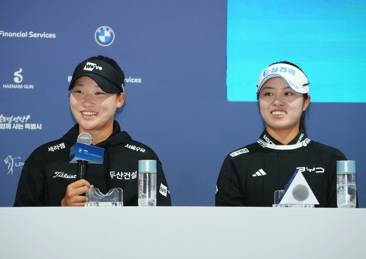 국내에서 열리는 유일한 미국여자프로골프(LPGA)투어 BMW 레이디스 챔피언십에 출전하는 한국여자프로골프(KLPGA)투어 ‘양강’ 김민솔(왼쪽)과 서교림이 기자회견을 하고 있다. BMW 레이디스 챔피언십 대회 조직위원회 제공.