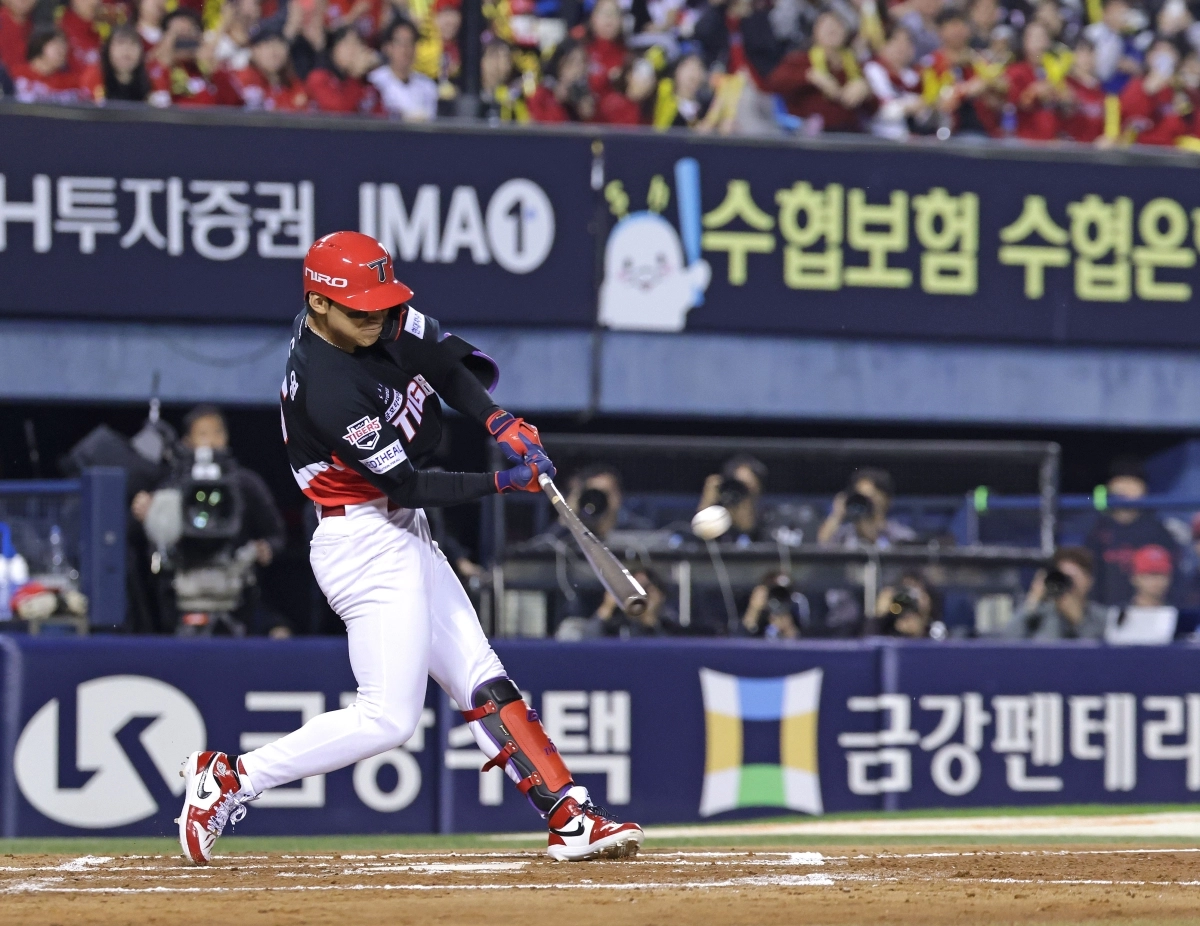 20일 서울 잠실야구장에서 열린 KBO 프로야구 포스트시즌 준플레이오프 3차전 KIA 타이거즈와 LG 트윈스의 경기. 2회초 1사 만루 상황에서 KIA 김도영이 만루 홈런을 때려내고 있다. 2026.10.20       연합뉴스