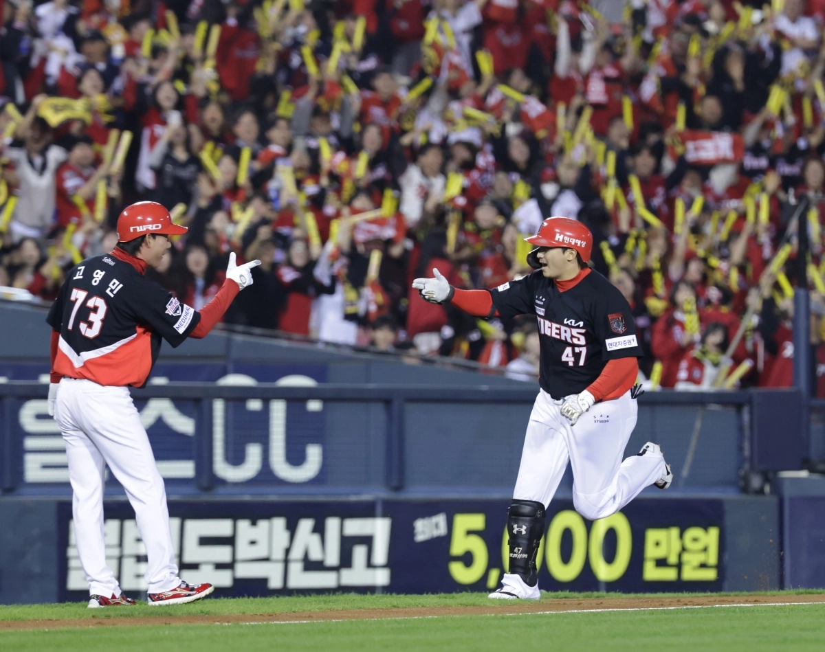 20일 서울 잠실야구장에서 열린 KBO 프로야구 포스트시즌 준플레이오프 3차전 KIA 타이거즈와 LG 트윈스의 경기. 2회초 무사 상황에서 KIA 나성범이 솔로 홈런을 친 뒤 그라운드를 돌고 있다. 2026.10.20       연합뉴스